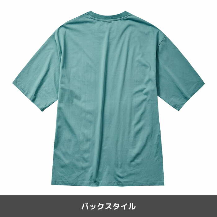 ゆったりとしたドロップショルダーに、5分袖で着こなしやすい