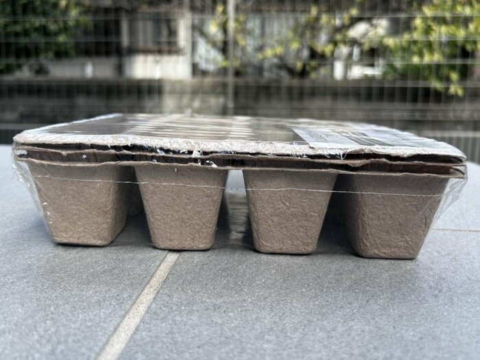 深さはおよそ5.5cmで、12ポット連結の3枚入り