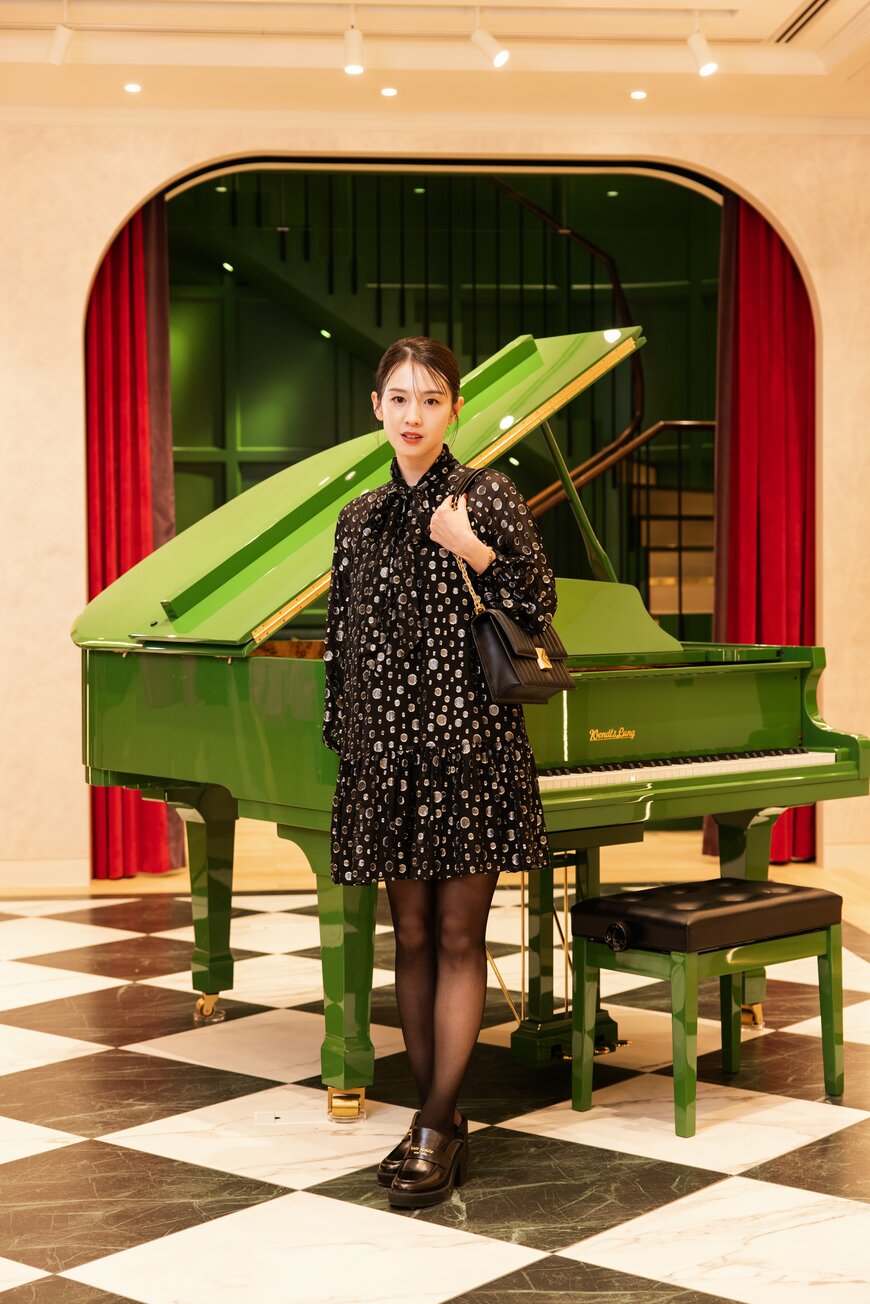 出所：タペストリー・ジャパン合同会社「ケイト・スペード ニューヨークは、銀座旗艦店リニューアルを記念し、山本舞香さん、佐野勇斗さん、ハローキティらをスペシャルゲストに迎え、オープニングセレモニーを開催」