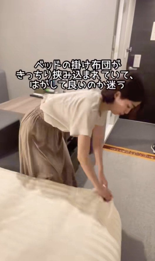 出所：@superhotel_official「スーパーホテルがお届けするホテルあるある部屋ver. 快適ならOK！」