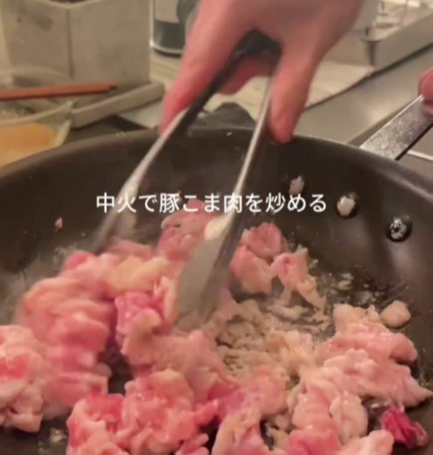 【遠距離彼女に会うために】彼氏が作る冷凍節約「豚肉の旨塩レモン炒め弁当」！食欲そそる見た目が美味しそう