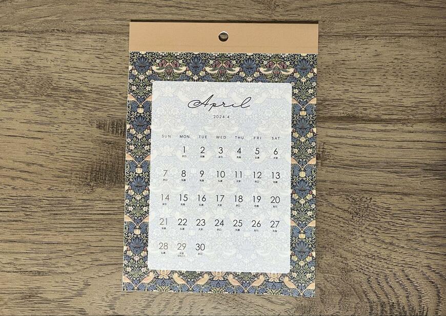 ウィリアム・モリスデザイン、A5サイズ壁掛け仕様のカレンダーです／筆者撮影（セリア、A5壁掛けカレンダー アンティークデザインM4月始まり）