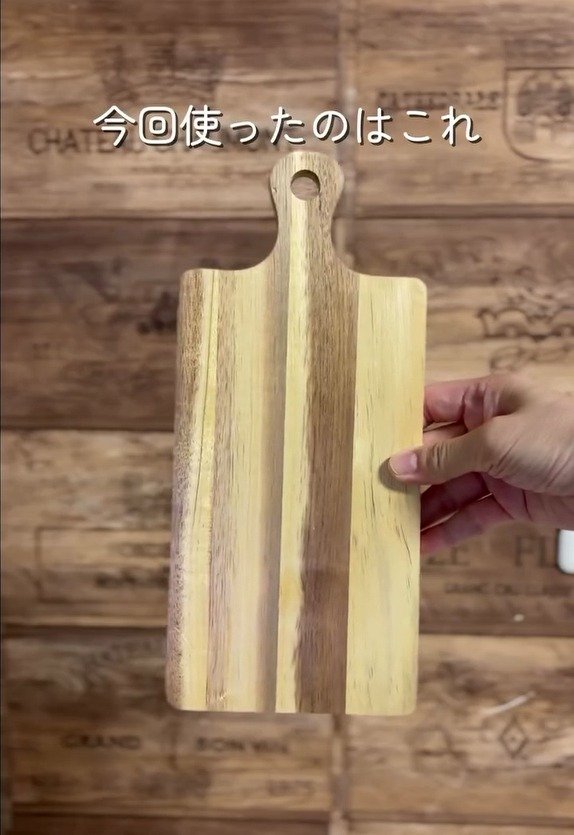 セリアの水性ニスで仕上げ。カッティングボード＋ヒノキ材⇒「壁掛けシェルフ」に変身