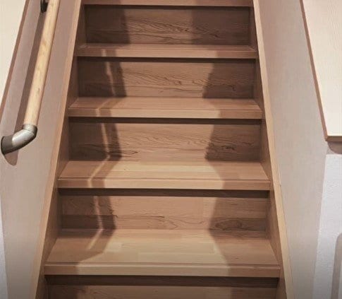 「めっちゃ明るい！」建売住宅の“木目階段”→シート貼るだけDIYで激変！「薄暗い」空間が洗練されたアイボリーに