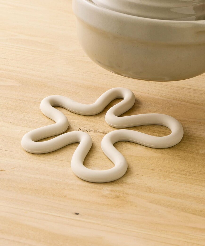 出所：3COINS公式　シリコーン鍋敷き／KITINTO