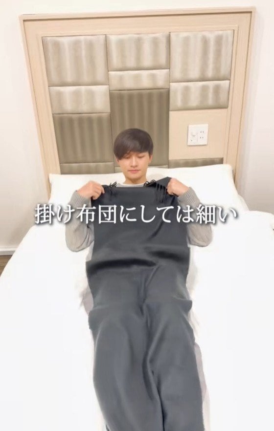 出所：@hotelreliefnamba「ホテルのベッドで見かける細長い布の正体」