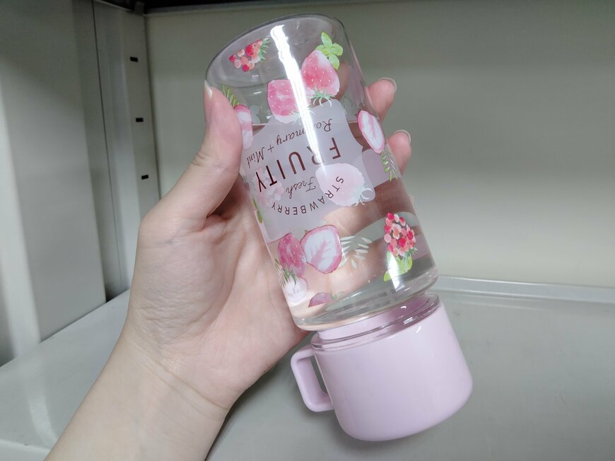 写真：筆者撮影（セリア、コップ付ドリンクボトル）