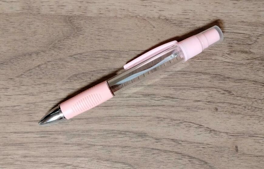 筆者撮影（セリア、スプレーボールペン 替芯付き 0.5mm 黒）