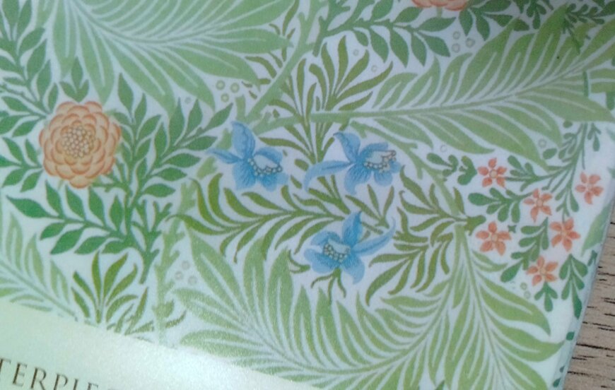 筆者撮影（セリア、カードケース ウィリアム・モリス）