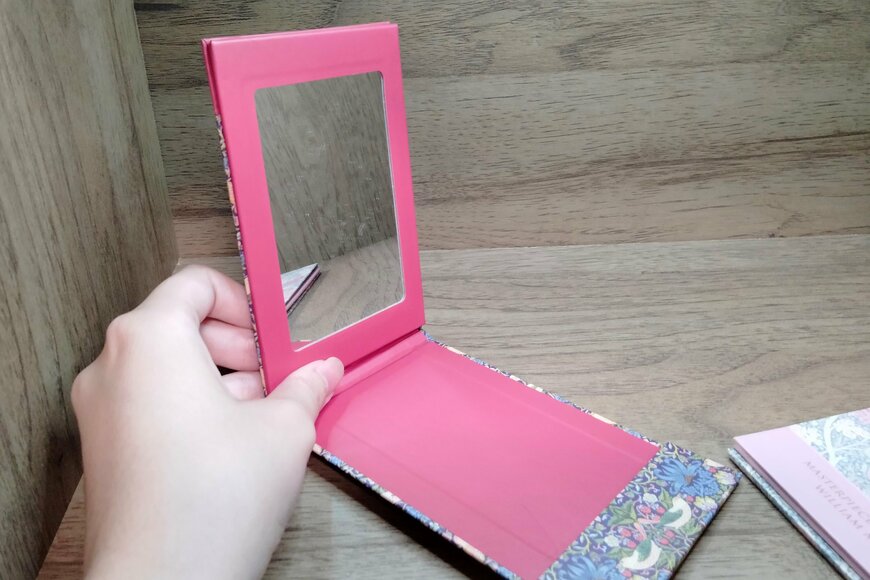 筆者撮影（セリア、折りたたみミラー S ウィリアム・モリス）