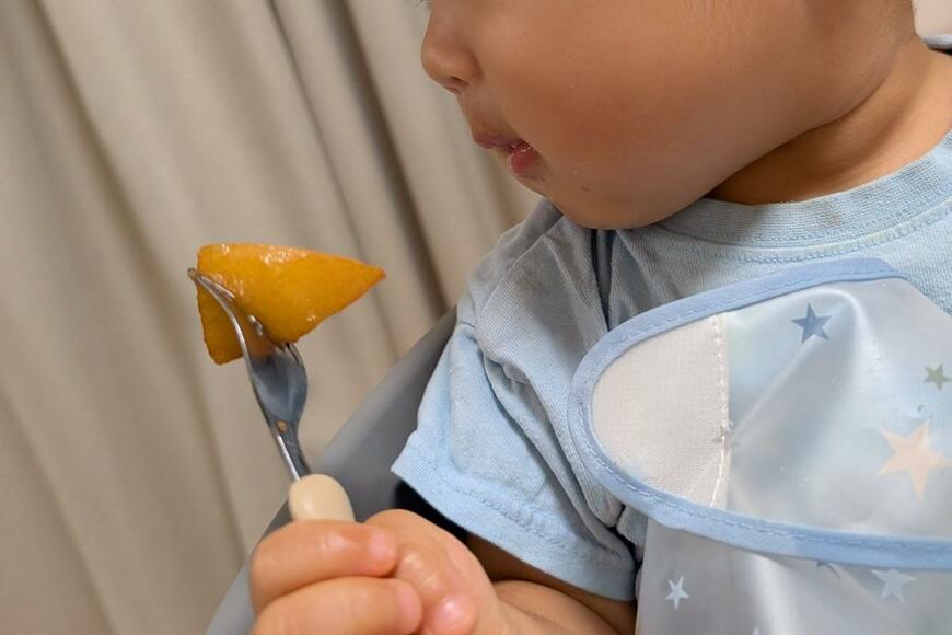 2歳児が「大好きなのに食べられない」愛おしすぎる姿に悶絶する声が！