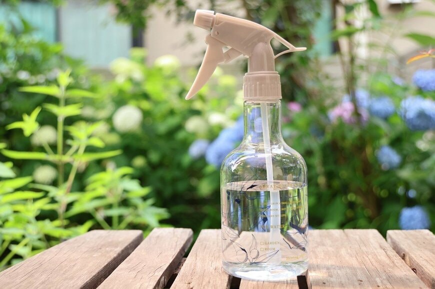 上部がベージュ、ボトル部分が透明のスプレーボトル