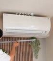 「いいですね！」生活感が隠せないエアコンまわり→DIYで「目隠しカバー」を作ったら……ホテルライクなおしゃれ空間に変身！