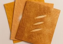 「全てをパンにする包装紙」を思わず二度見　リアルすぎる質感や焼き色に「購入したい」「完全に擬態」
