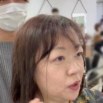 「違う髪型に」縮毛矯正を勧められる女性がまさかの姿に！ニュアンスヘアに「別人のよう」「素敵」の声