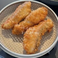 【夫弁当】ご飯の上にサクサク揚げたて「鱈のフライ弁当」　〈卵焼き〉などの手作りおかずも美味しそう