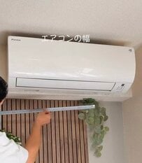 「いいですね！」生活感が隠せないエアコンまわり→DIYで「目隠しカバー」を作ったら……ホテルライクなおしゃれ空間に変身！
