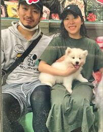 サモエド子犬の成長ぶりに驚き　夫婦と写る4年後の「ビフォーアフター」に「人間が小さくなった」