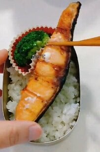 シングル父の「焼き鮭弁当」が話題　まさかのラストに思わず笑っちゃう