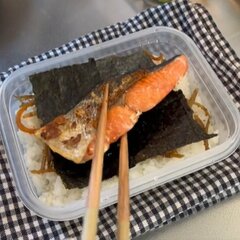 【夫弁当】彩り豊かな「鮭のり弁当」が美味しそう　卵焼きやきんぴらなど手作りおかずたっぷり