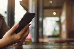 わが家のスマホ代は高い？50歳代世帯は年14万円超で最多に｜年齢階級別の平均額と最新の物価動向