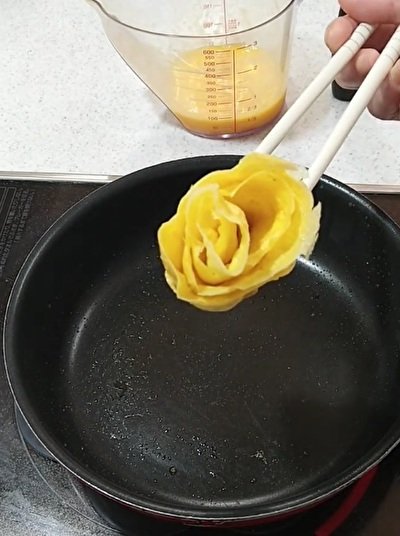 卵を花形に巻きます