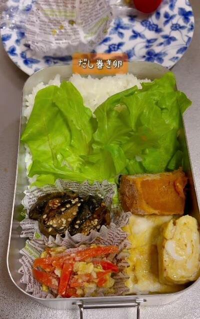 葉っぱの手前に4品のおかずが詰められたところ