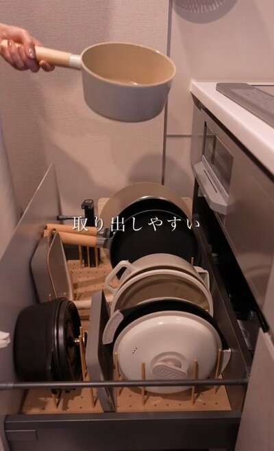 仕切りが完成し、鍋を取り出す様子。すっと持ち上げるだけで簡単に取り出せる