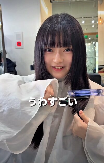 女性自身でハサミを入れて施術スタート！