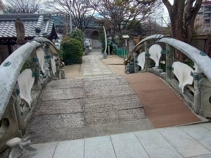 大阪の寺に架かる希少な「クジラの骨で出来た橋」　近くで見るほど大きさが伝わる橋に見入ってしまう