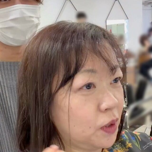 「違う髪型に」縮毛矯正を勧められる女性がまさかの姿に！ニュアンスヘアに「別人のよう」「素敵」の声