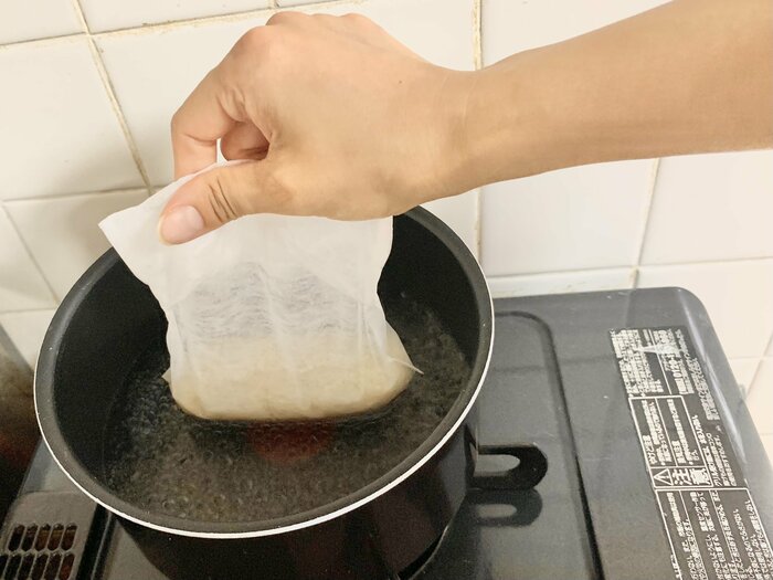 鍋にお湯を沸かし、お米の入った袋を投入します!