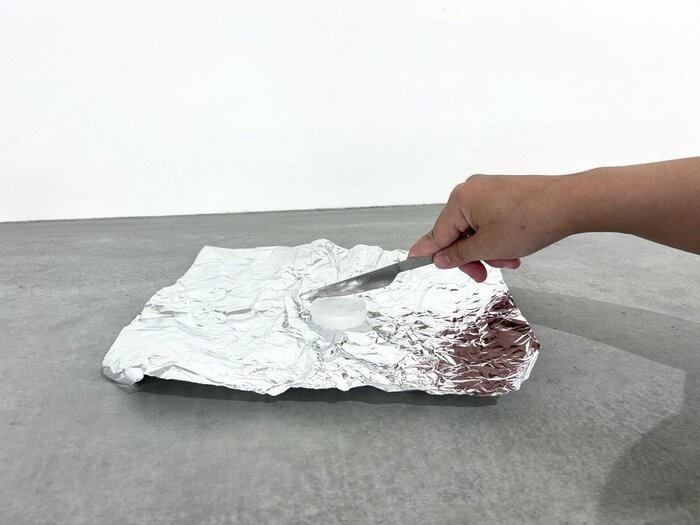 石けんのもとを切っているところ