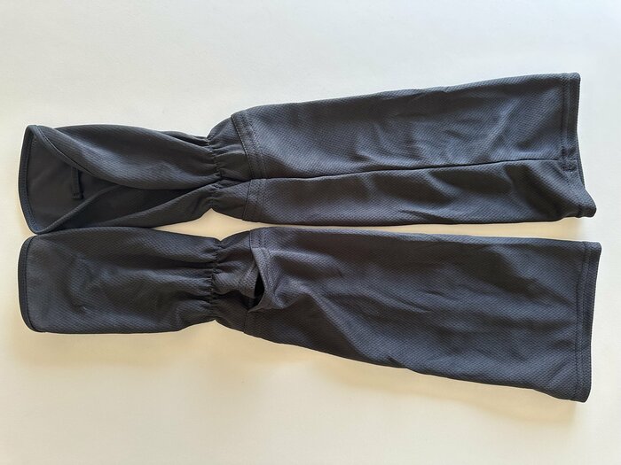 締め付けないゆったりタイプ！便利な指掛けひも付き