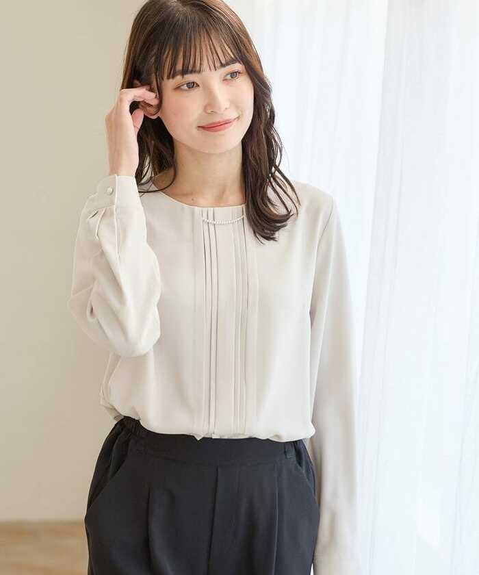 アクセ付ブラウス