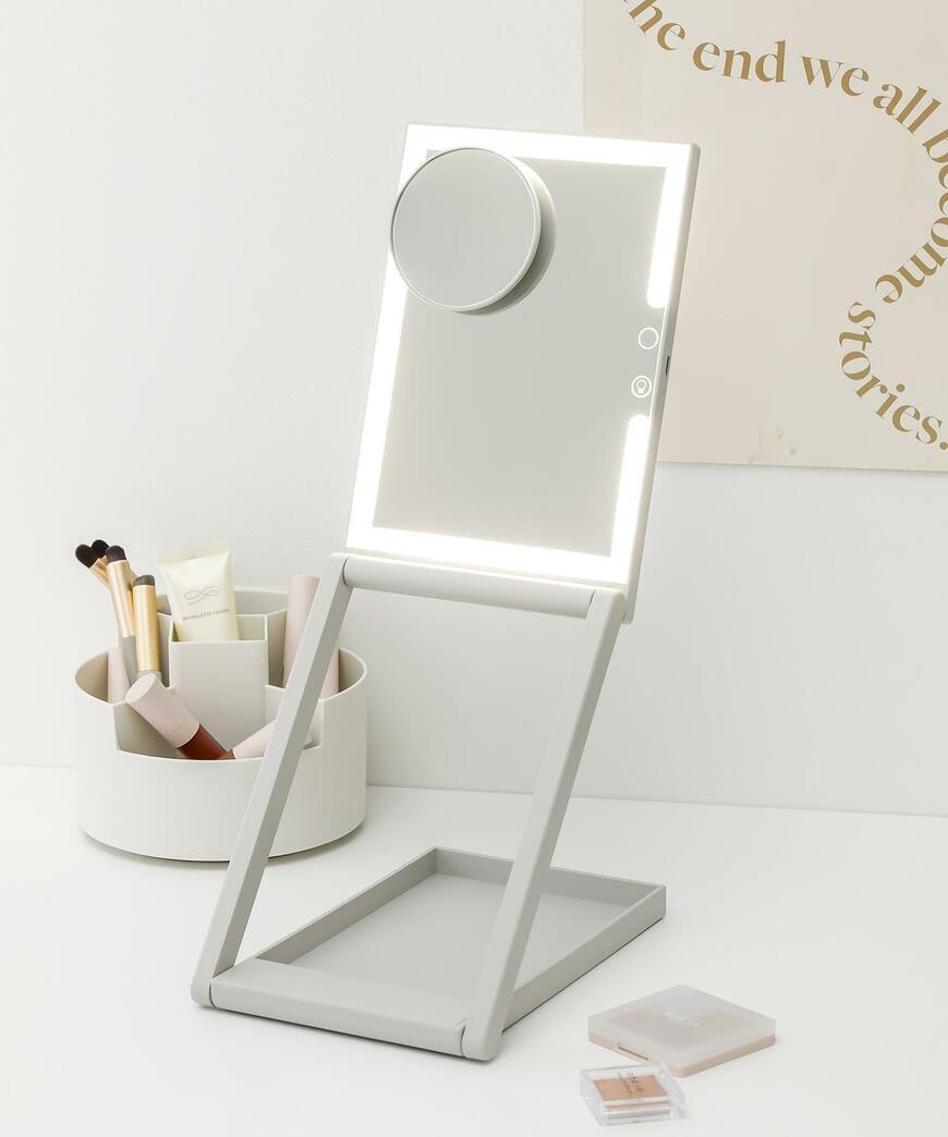 出所：パルグループ公式ファッション通販サイト 3COINS 立ち上がるLEDミラー／and us