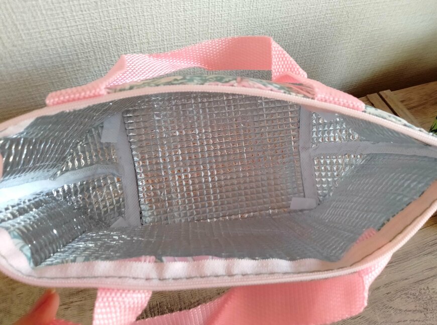 筆者撮影（セリア、保温冷舟形ランチトートバッグ ウィリアムモリス柄）