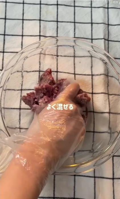 【旦那弁当】ケチャップとウスターソースで照り照りに仕上げたハンバーグを、だし巻き卵と彩り野菜と一緒に詰めた一段弁当