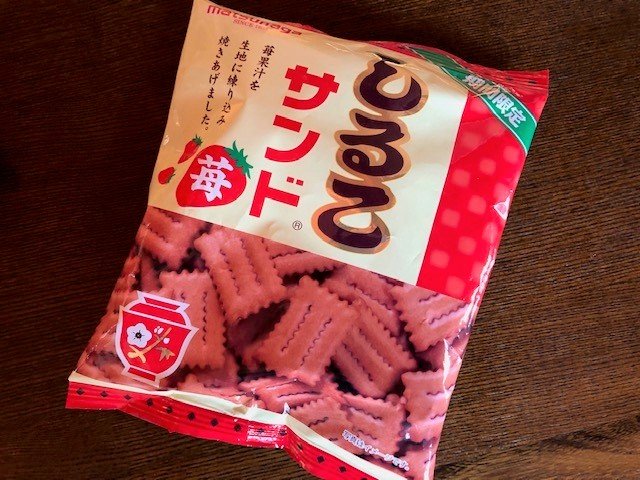 ダイソー「しるこサンド苺」（筆者撮影）