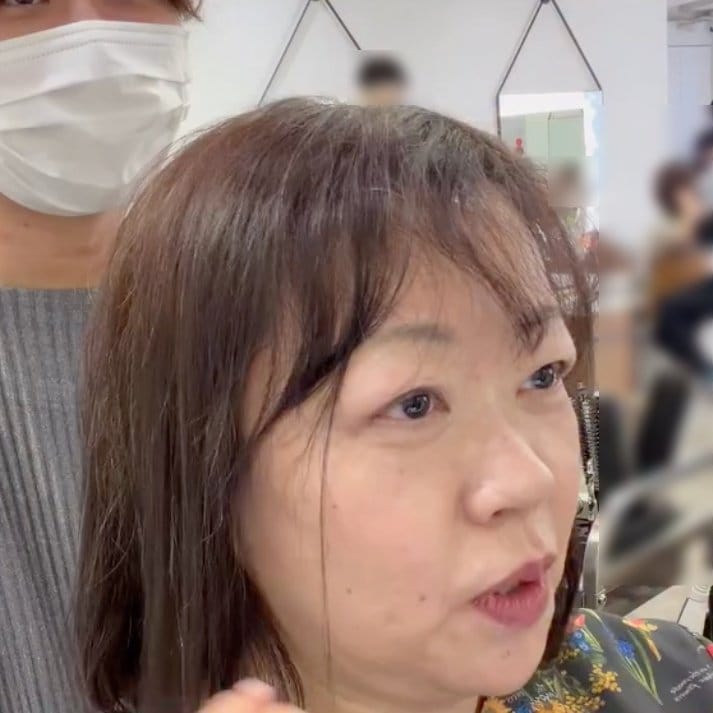 「違う髪型に」縮毛矯正を勧められる女性がまさかの姿に！ニュアンスヘアに「別人のよう」「素敵」の声