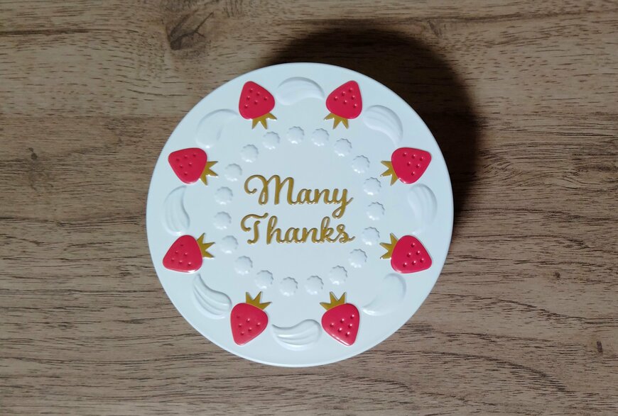 筆者撮影（セリア、ギフト缶 ケーキ）