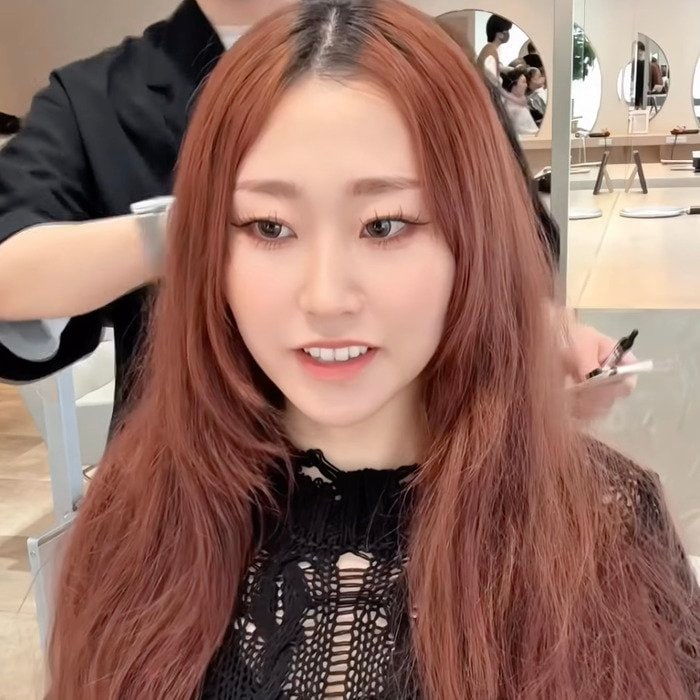 【結婚式準備】赤茶ブリーチ毛のロング女性が…→〈ツヤツヤの黒髪ロング〉にスタイルチェンジ！「すごい！」と笑顔