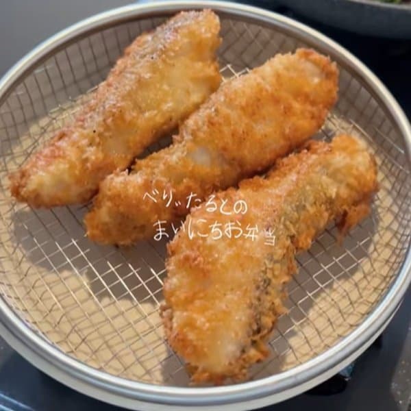 【夫弁当】ご飯の上にサクサク揚げたて「鱈のフライ弁当」　〈卵焼き〉などの手作りおかずも美味しそう