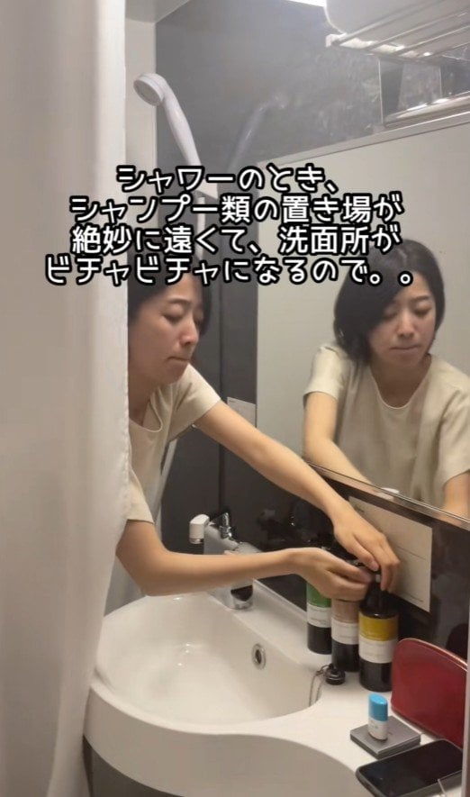 出所：@superhotel_official「スーパーホテルがお届けするホテルあるあるお風呂ver. 定位置ある？」