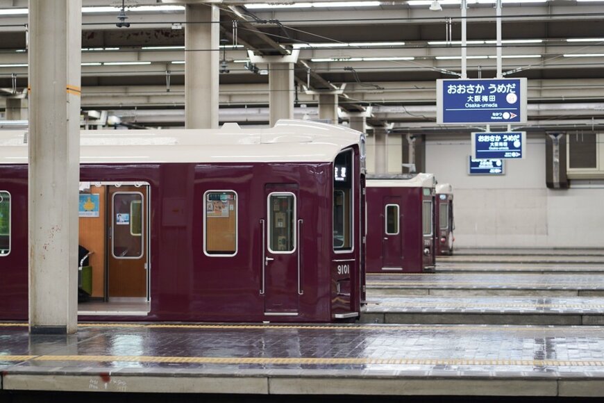 阪急大阪梅田駅の神戸線で見つけた「星のカービィ号」　偶然撮影できた「まさかの構図」に思わず目を疑う