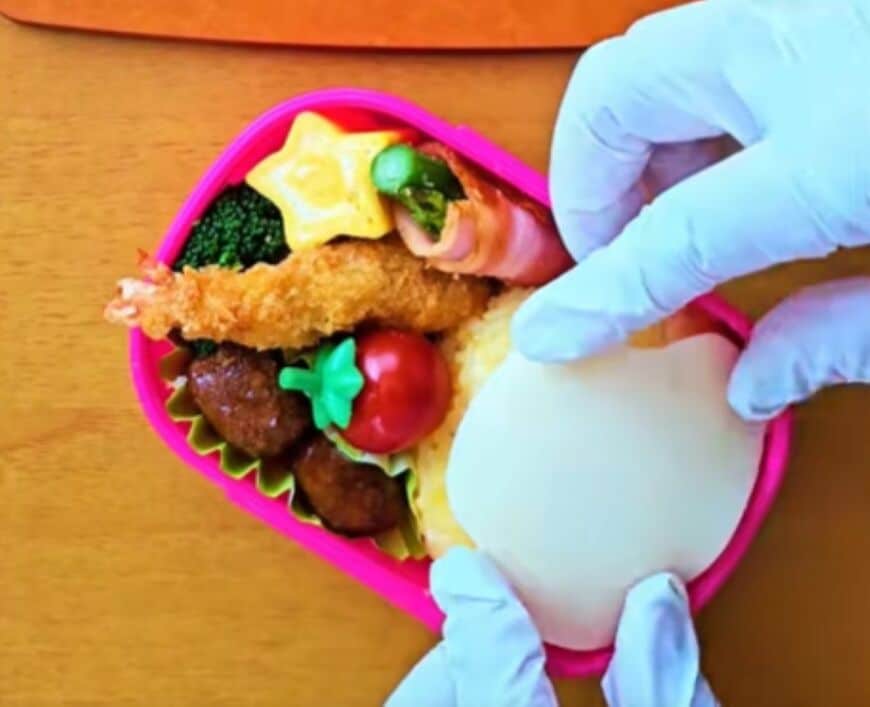 丸いおにぎりで構築する「ワドルディ弁当」たっぷりのおかずを配置し、キャラ弁初心者でもマネしたくなるシンプルな手順！盛り付け術がすごい