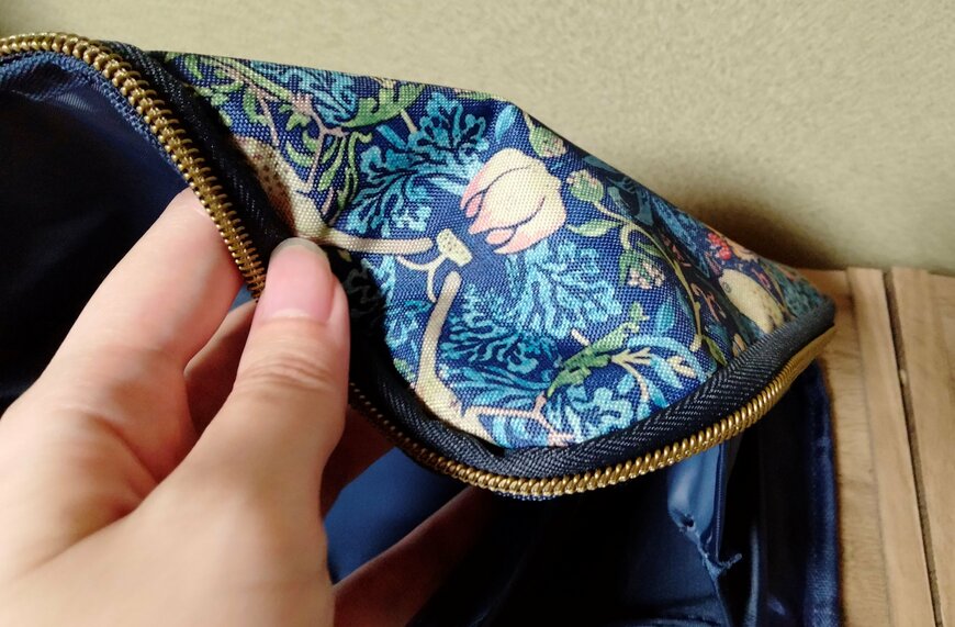 筆者撮影（宝島社、WILLIAM MORRIS 整理上手になれる12ポケット収納ポーチBOOK）