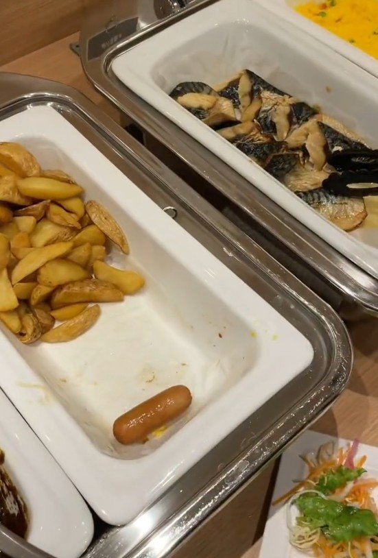 出所：@superhotel_official「スーパーホテルがお届けするホテルあるある朝食ver.よっしゃー」