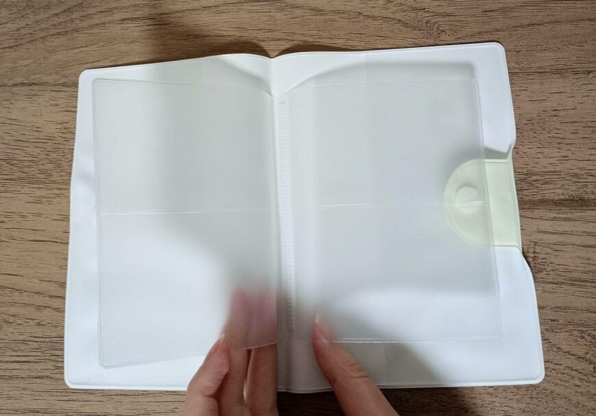 筆者撮影（キャンドゥ、ニャッキ！ 診察券・お薬手帳ケース）