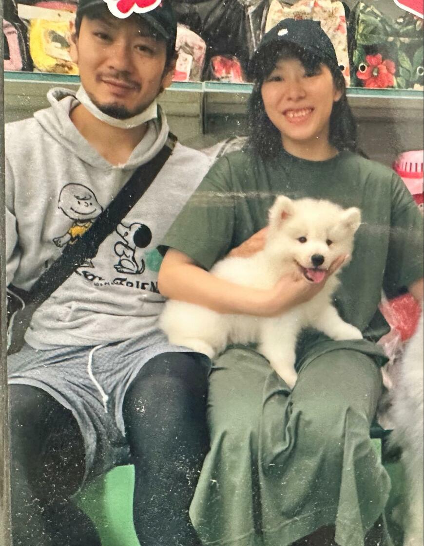 サモエド子犬の成長ぶりに驚き　夫婦と写る4年後の「ビフォーアフター」に「人間が小さくなった」